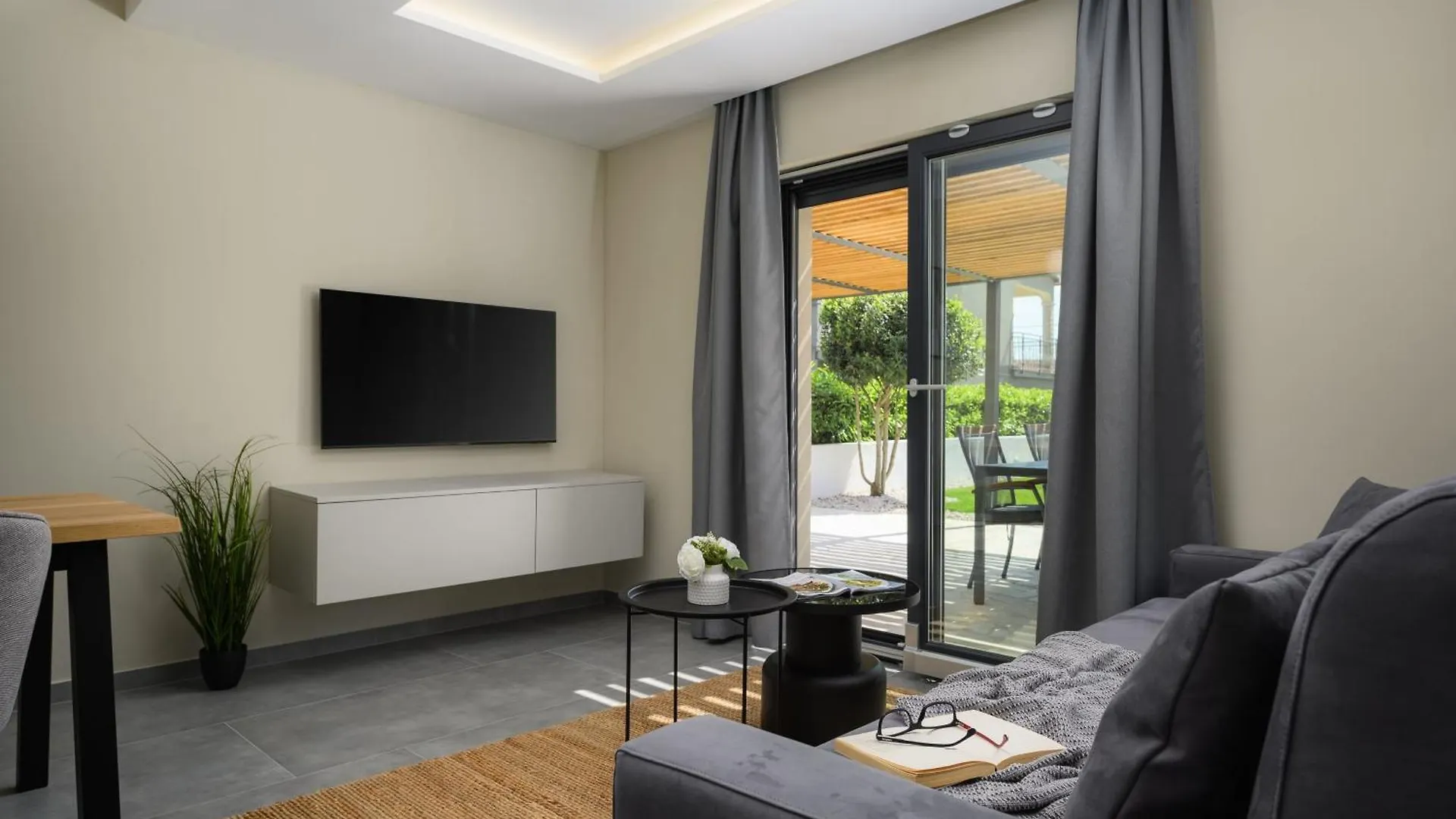 Holiday home Luxurioese, Ruhige Villa Lakora Mit Pool Radmani