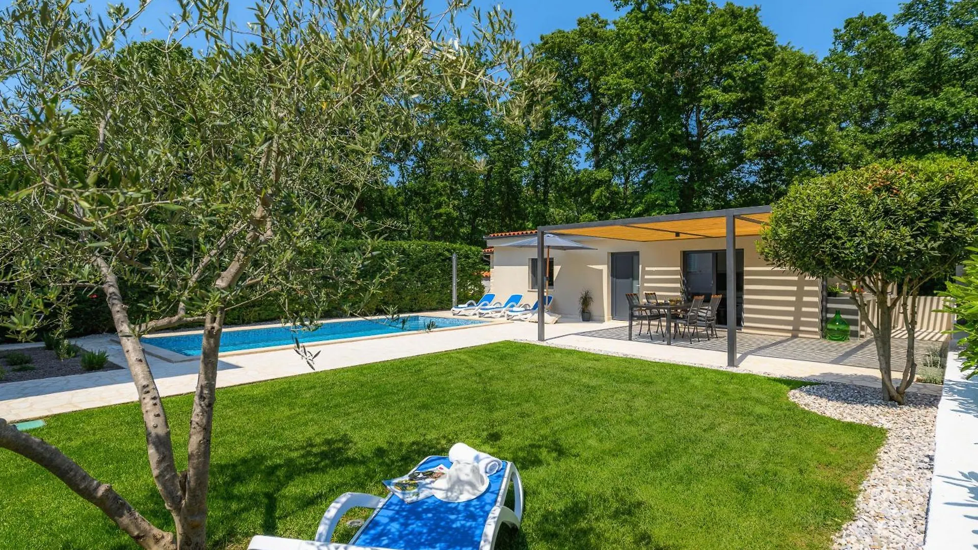 Luxurioese, Ruhige Villa Lakora Mit Pool contacts