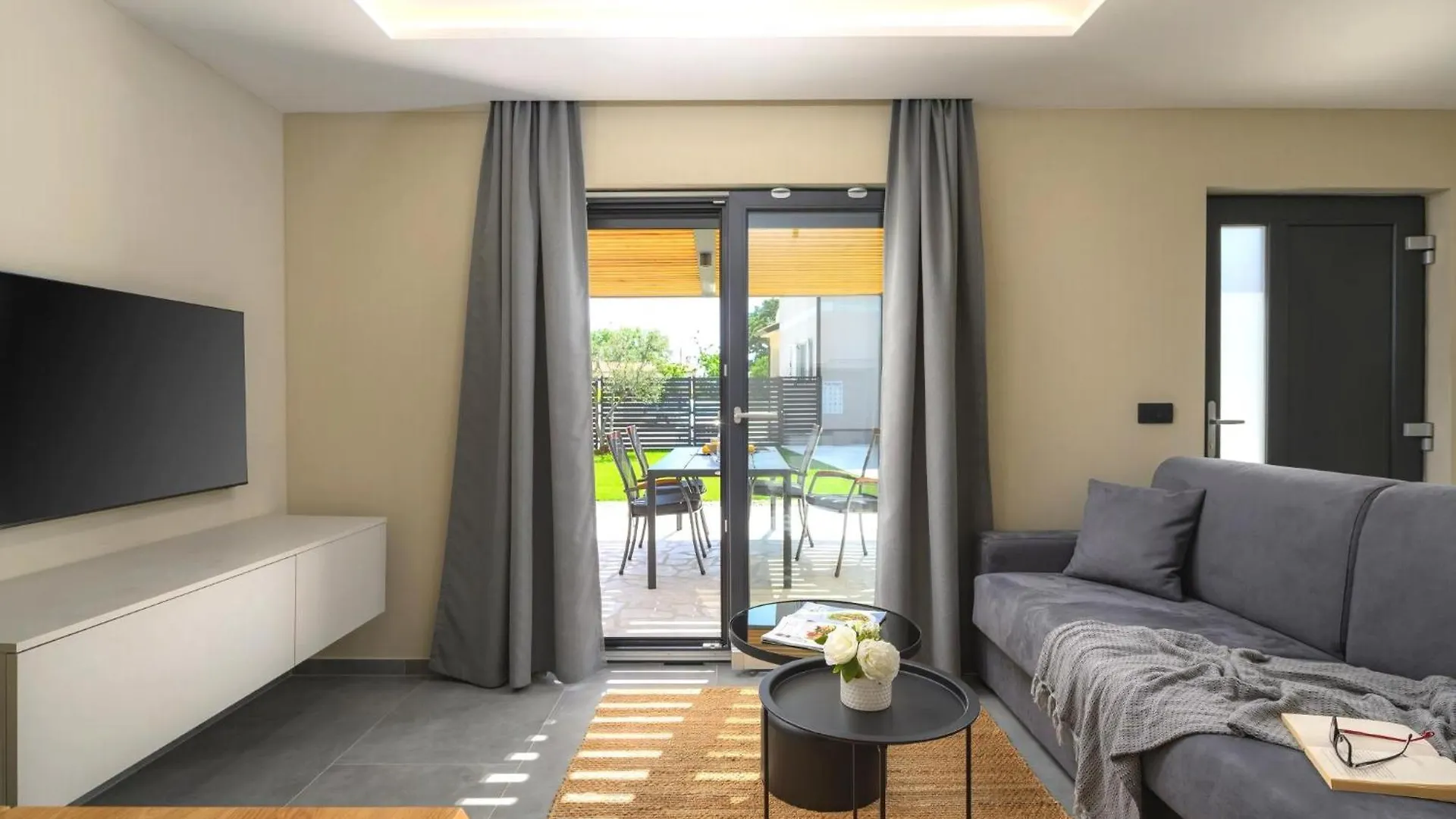 Luxurioese, Ruhige Villa Lakora Mit Pool Radmani 0*,
