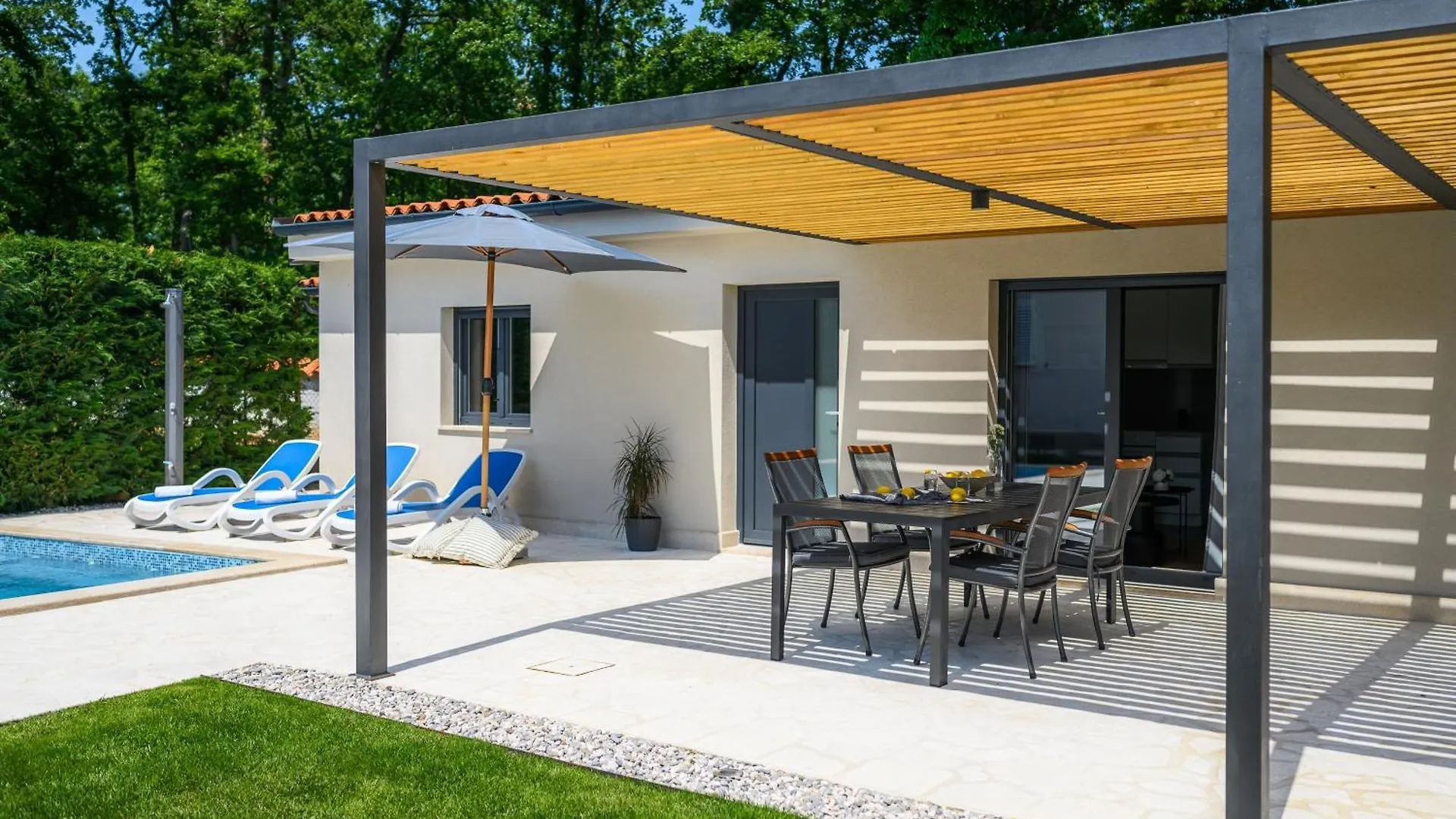 Luxurioese, Ruhige Villa Lakora Mit Pool Radmani Holiday home