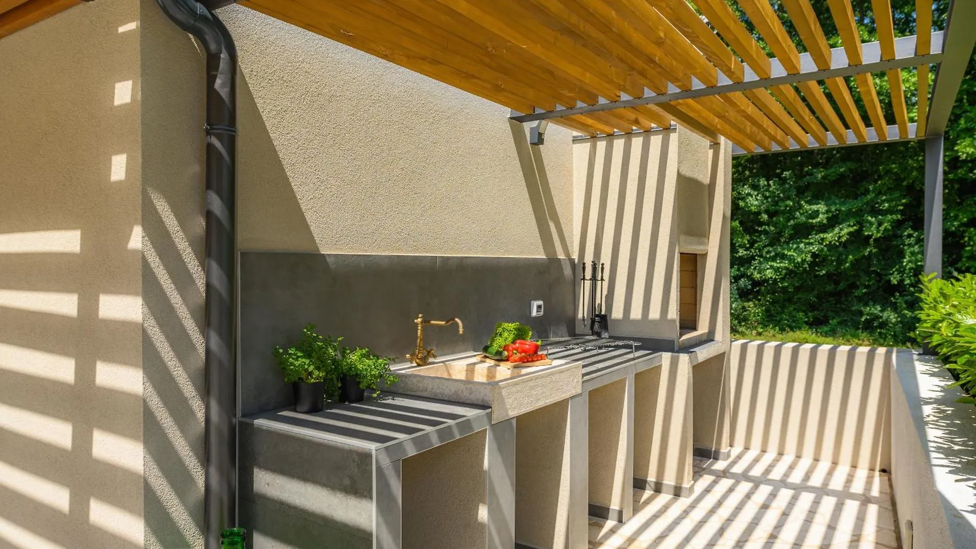 Luxurioese, Ruhige Villa Lakora Mit Pool Radmani