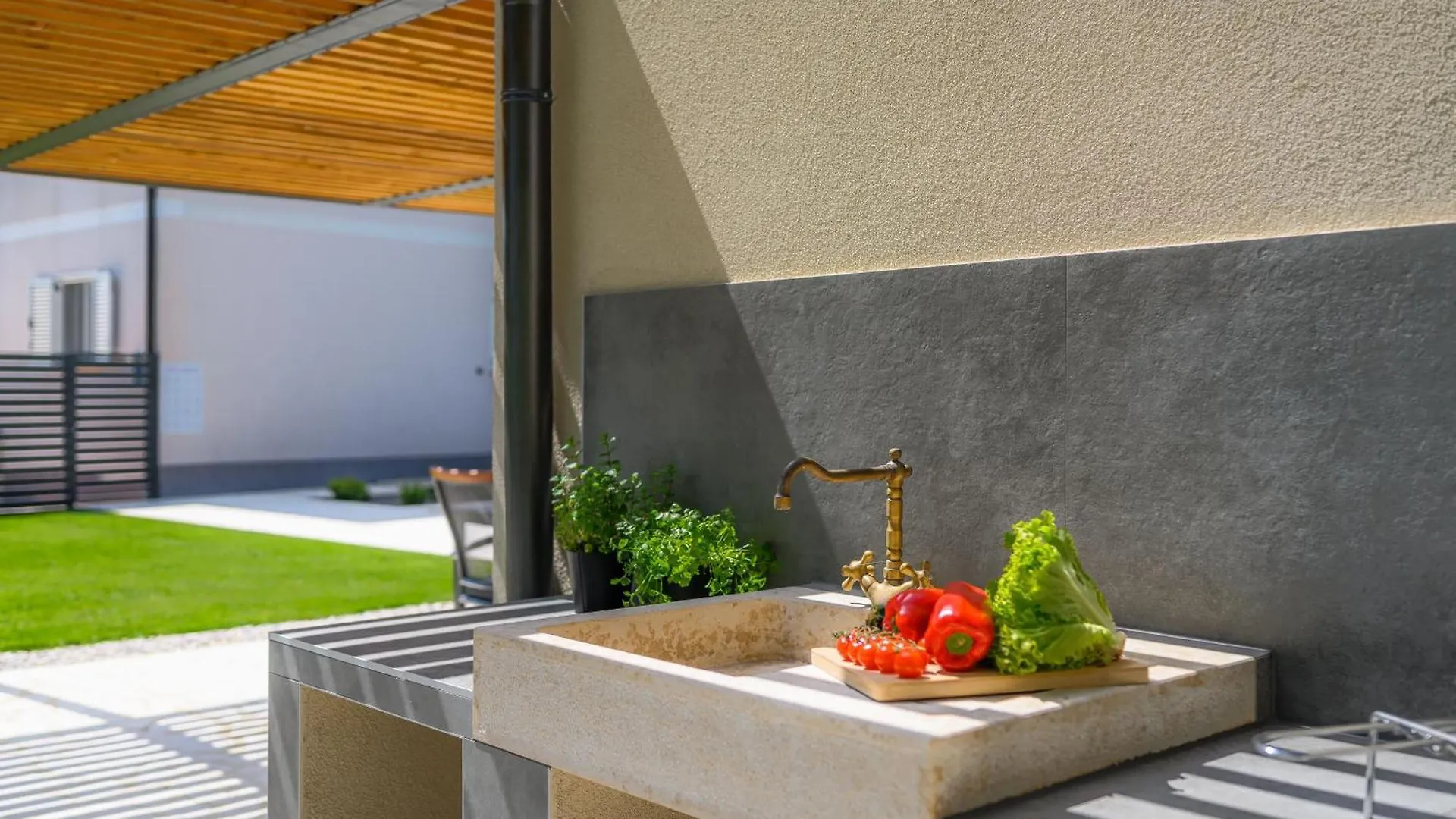 Luxurioese, Ruhige Villa Lakora Mit Pool Radmani